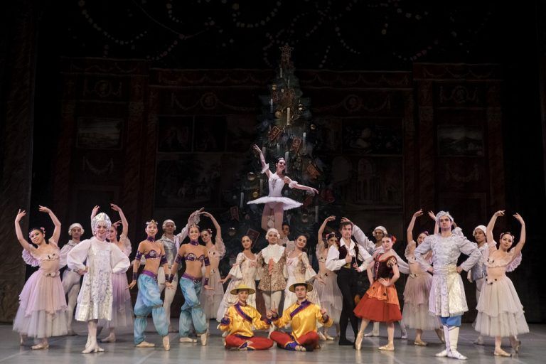 Auch nach über 100 Jahren fasziniert die verträumte und märchenhafte Version des klassischen Balletts.
St. Petersburg festival Ballet/Nussknacker