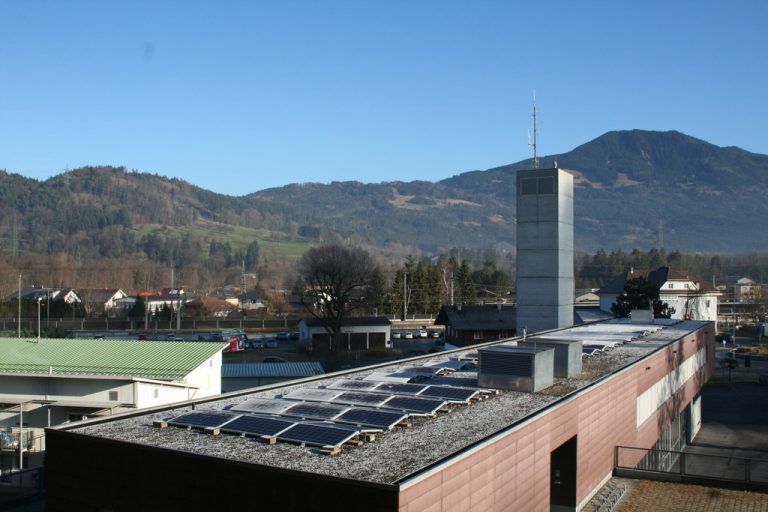 In Vorarlberg werden derzeit 41 Megawatt Strom – wie hier am Dach des Frastanzer Feuerwehrhauses – mit Fotovoltaikanlagen produziert. VN