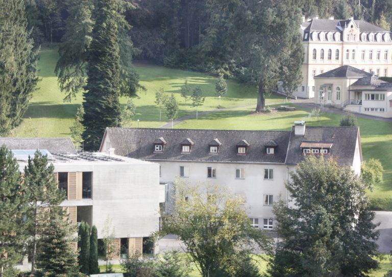 Auf dem Schulcampus der HLW Marienberg bietet das neue Schulhaus einen spannenden Gegenpol zur ehrwürdigen Villa des Grafenpaares Raczynski. Fotos: Schülerinnen der 3 HLWA