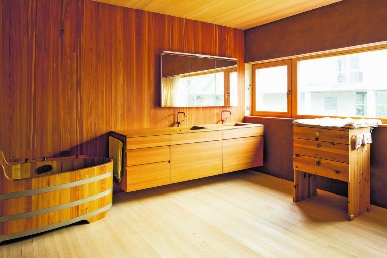 Auf den beheizten, porenoffenen Holzfußböden zu gehen ist ein Genuss, auch im Badezimmer. Nicht nur die Handwaschbecken, auch die Dusche und die Badewanne sind aus Holz.