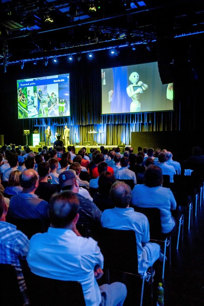 Auf der Bühne begrüßte Roboter Pepper und schwor die Illwerke-VKW-Mitarbeiter auf die Zukunft ein. Foto:VN/Paulitsch