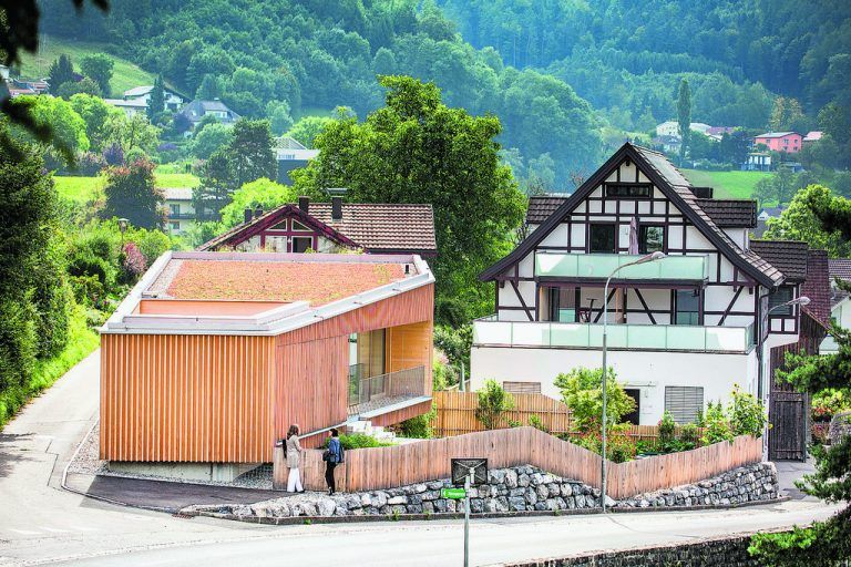 Auf der Gartenseite ermöglichen zwei stumpfe Winkel in der Fassade die Sicht auf das benachbarte Mehrfamilienhaus, dennoch kann keiner dem anderen in die Fenster schauen. Das neue Gebäude gibt dem Ensemble Halt.