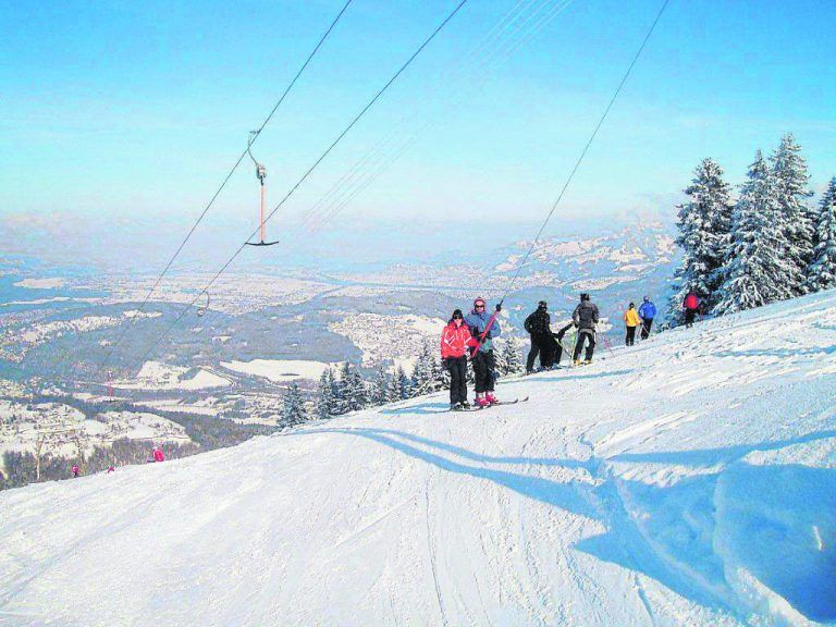 Auf die piste, fertig, los! mit den skiliften bazora-gurts
            Der Blick über das Rheintal bis zum Bodensee macht einen Skitag auf dem Bazorahang an klaren Wintertagen zu einem ganz besonderen Erlebnis. Das familiäre Resort bietet bei entsprechender Schneelage in einer Höhenlage von 950 bis 1400 Metern optimale Bedingungen für Anfänger und Fortgeschrittene: Der Bazorahang für Anspruchsvolle und Gurtis für Familien. In einer Kartengemeinschaft können vier Schlepplifte benutzt werden.