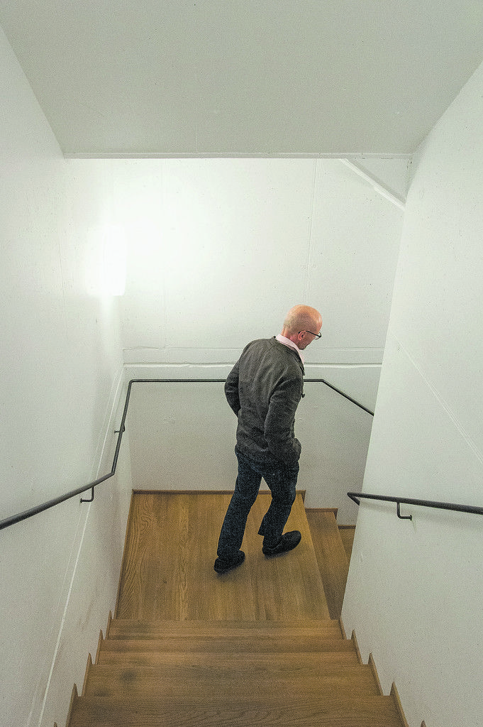 Auf einen Aufzug wurde verzichtet, um Kosten zu sparen. Das Treppenhaus wirkt bereits ab Ebene eins sehr privat, ist hell und hat einen Holzfußboden.
