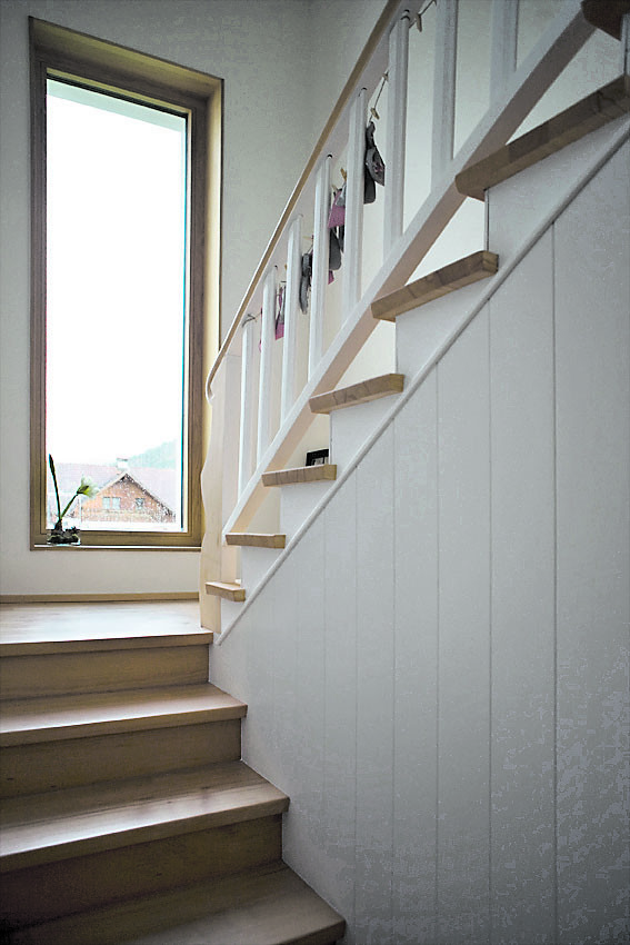 Auf halber Treppe kann man indas Refugium über der Garage abbiegen. Holzstufen und lackierte Flächen sind originalgetreu restauriert.