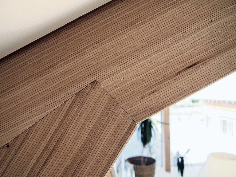 Aus der Nähe zeigt sich das feine Schichtwerk aus 3 mm starken Buchen-Schälfurnieren. Zimmermannsmäßige Verbindung durch Versatz statt Laschen, Nägeln und Schrauben.