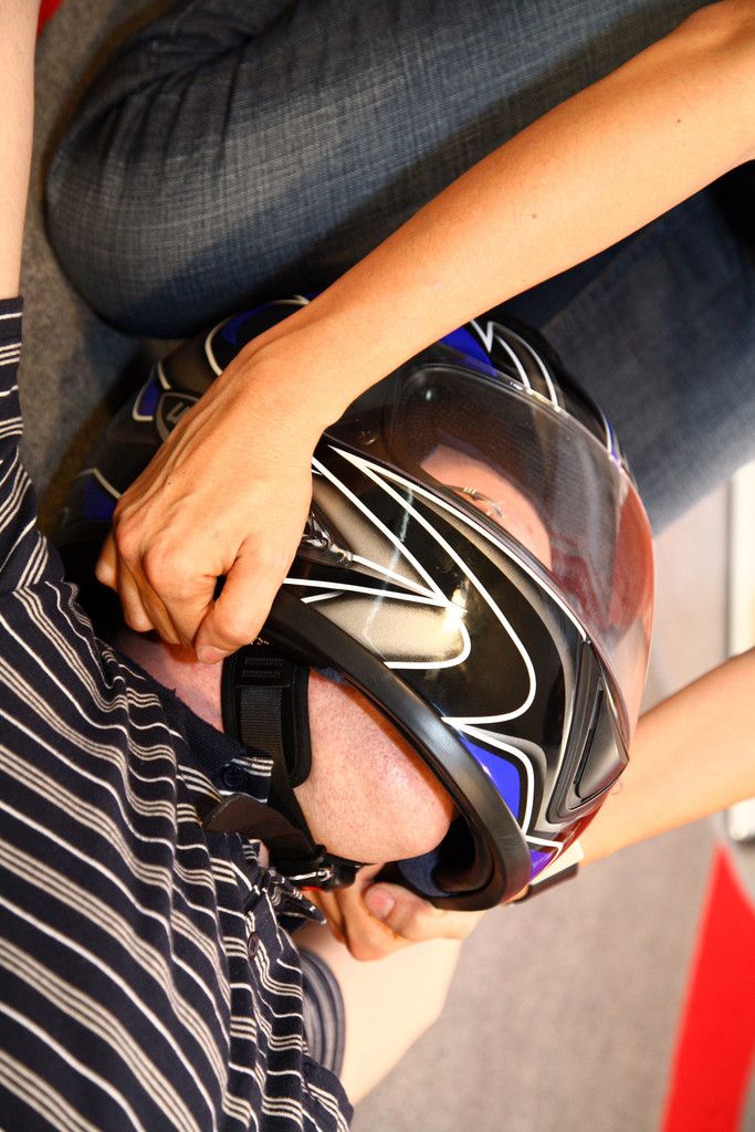 Aus dieser Position sollte der Helm vom Kopf gezogen werden.