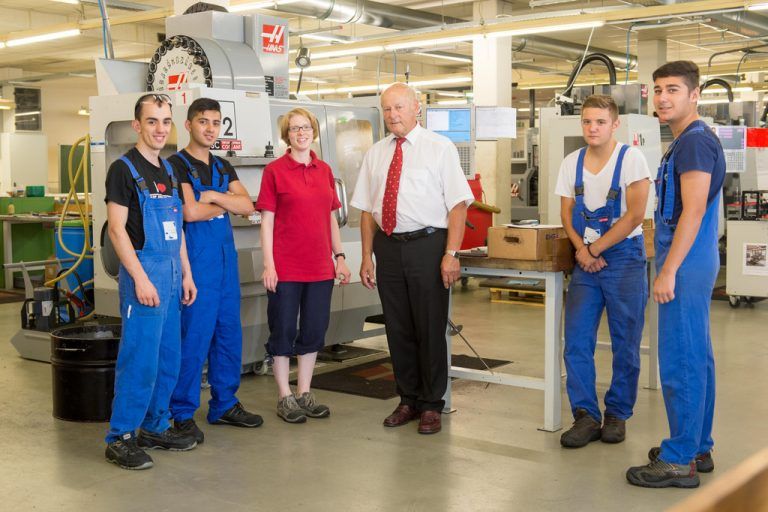 Ausbildungszentrum Rankweil (im Bild Jugendliche mit Lehrlingspapst Egon Blum) – eine erfolgreiche Qualifizierungsinitiative. St