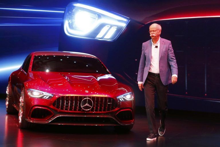 AusblickMit dem AMG GT Concept gibt Mercedes-Chef Dieter Zetsche einen Ausblick auf einen 4-türigen Supersportler. Mit an Bord: Hybridtechnik und mehr als 800 PS.