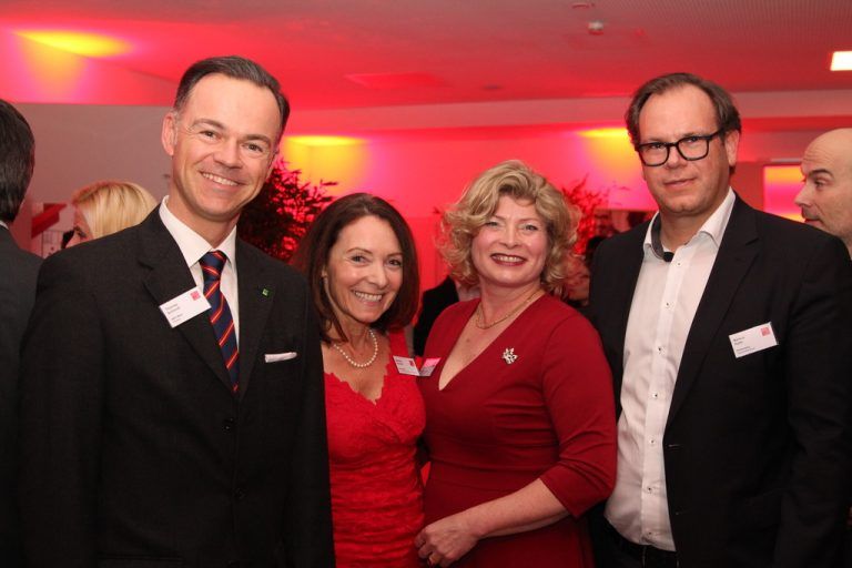 Ausgezeichnet: Russmedia-Geschäftsführer Markus Raith (r.) mit Personalchefin Barbara Bechter (2.v.l.) sowie Thomas Schmidt (Wifi) und Doris Palz von „Great Place to Work“.