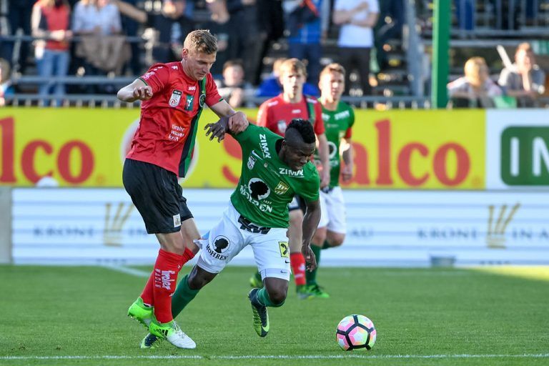 Austria Lustenaus Jodel Dossou (rechts) und seine Kollegen wollen sich auch heute beim Duell um Platz zwei in Liefering durchsetzen. Foto: gepa