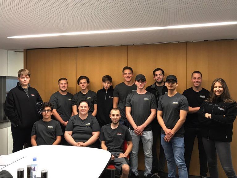 auto Gerster 15 neue Lehrlinge begannen ihre Ausbildung und werden in den kommenden Jahren zu Fachkräften ausgebildet. Die Lehrberufe decken die Bereiche Büro, Großhandel, KFZ-Techniker, Karosseriebautechnik und Lackierer ab.