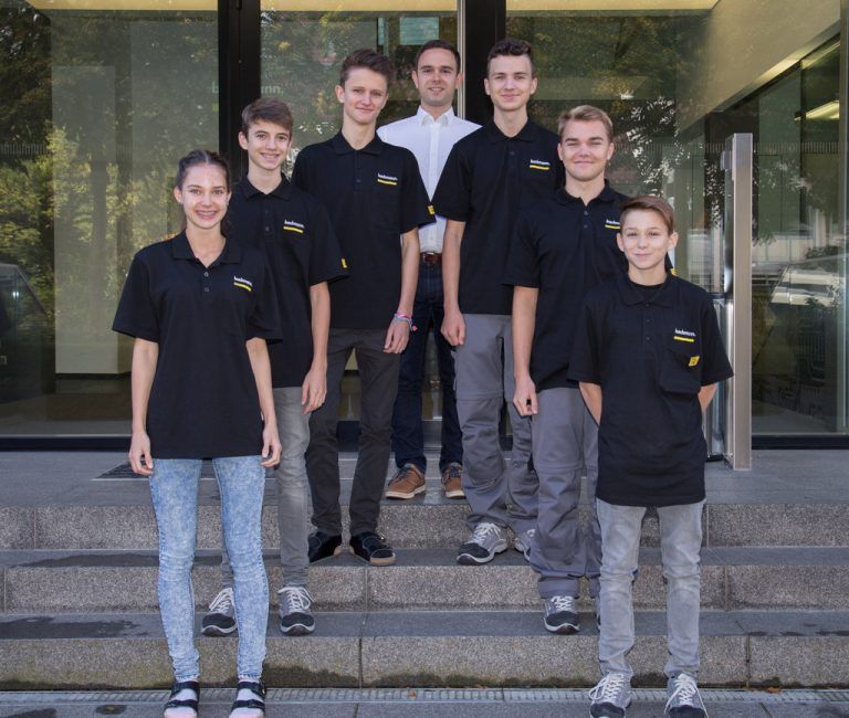 bachmann electronic Die sechs Jugendlichen Viviane Bauer, Jonas Geutze, Fabian Mittelberger, Paul Schoaß, Jan Maier und Damian Unterberger haben ihre Lehre im Feldkircher Unternehmen begonnen (im Bild mit Peter Bertsch von der Human Ressources Abteilung).