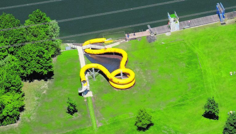 Baden, spielen, chillen und relaxen bis zum Abwinken in den Hohenemser RheinauenBei einer Fläche von 120.000 Quadratmetern findet mit Sicherheit jeder sein Plätzchen im größten Freibad Westösterreichs. Großzügige Grünanlagen, der Alte Rhein sowie drei Schwimmbecken bieten ideale Bedingungen für kleine und große Badenixen. Daneben sorgt die mit 83 Metern längste Röhrenrutsche in Vorarlberg für zusätzlichen Badespaß. Die jüngsten Badegäste kommen im Kleinkinderbecken mit großzügigem Spielplatz voll auf ihre Kosten.