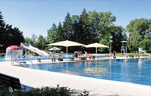 badespaß bei jedem wetter im erlebnisbad cambomare 
            Abwechslungsreiche Stunden für die ganze Familie bietet das Allgäuer Erlebnisbad CamboMare in Kempten. Schwimmlagune, Sprudelliegen, Sprungbretter, Wellenbad, Wasserspielplatz, Breitrutsche und Piraten-Spielschiff lassen keine Langeweile aufkommen. Die Kleinsten vergnügen sich im Kids-Bereich mit Schiffchenkanal. Auf Saunaliebhaber wartet eine großzügige Saunawelt mit zwölf verschiedenen Saunen. Sportliche schließlich können sich im Freibadbereich im Sportbecken austoben und sich anschließend auf der Liegewiese erholen. Stärken können sich die Badegäste in der CamboMare-eigenen Gastronomie.