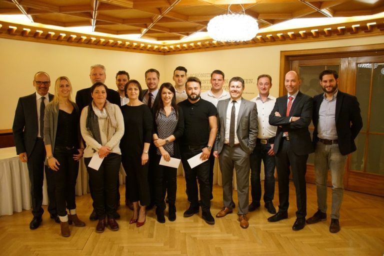 Bandex 13 Mitarbeiterinnen und Mitarbeiter der Bandex Textil & Handels-GmbH wurden bei der Weihnachtsfeier des Unternehmens für 5 bis 25 Jahre Treue zum Unternehmen ausgezeichnet.