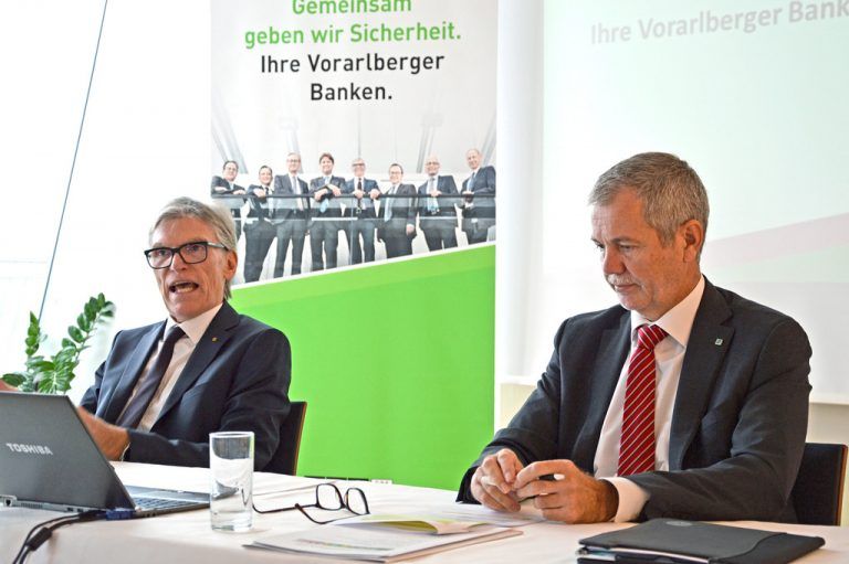 Bankensprecher Wilfried Hopfner und Robert Sturn für die Versicherer weisen auf die Vorzüge der regionalen Finanzwirtschaft hin. Foto: WKV