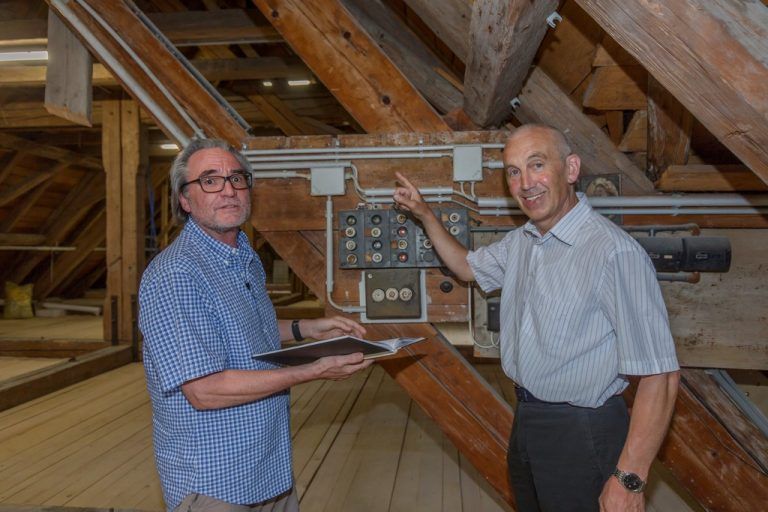Bauleiter Elmar Gmeiner und Pfarrer Paul Burtscher (v. l.) im frisch renovierten Dachgeschoß der Kirche.