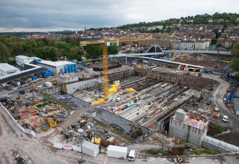 Baustelle mitten in Stuttgart: Das gigantische Bahnprojekt „Stuttgart 21“ sorgte für erbitterte Auseinandersetzungen. Foto: DPA