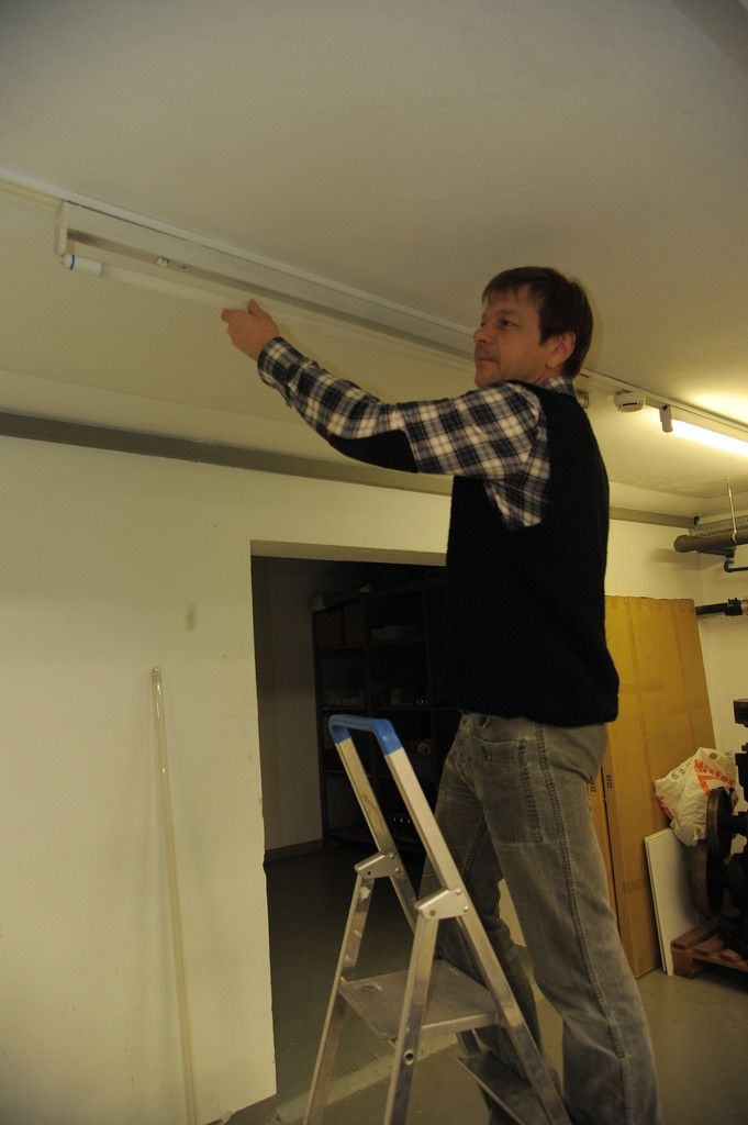 Beachtet man die Sicherheitsaspekte, ist der Tausch einer Leuchtstoffröhre auch für den Laien kein Problem. VKW