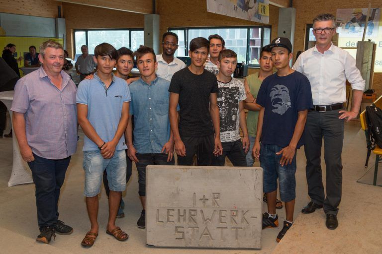 Beat Pilgram (l.) und Reinhard Braito (r.) mit den neun neuen Mitarbeitern von i+R Bau. Foto: Stiplovsek