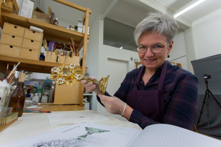 Beatrice Pfeifer restauriert in ihrem eigenen Atelier kunsthistorische Einzelstücke wie dieses Vortragekreuz. Foto: VN/Paulitsch