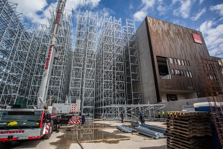 Beeindruckendes Skelett: Das Hochregallager am Werk 5 ragt 34,9 Meter in die Höhe. VN/Steurer