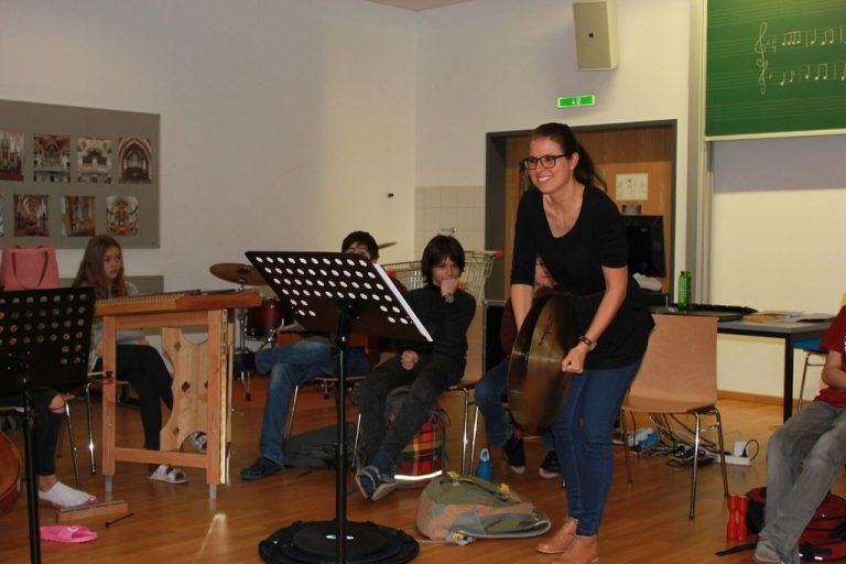 Begegnungen. Im Herbst besuchten die 2. und 3. Klassen des Gymnasiums Schillerstraße im Rahmen der Schulpartnerschaft mit dem Symphonieorchester Vorarlberg eine Orchesterprobe im Montforthaus Feldkirch. Davor aber haben bereits Begegnungen mit MusikerInnen des Orchesters in der Schule stattgefunden, wo über besondere Musikstücke gesprochen und sogar gemeinsam musiziert wurde.