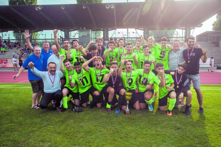 Bei den U-18-Teams krönte sich die SG Hofsteig zum Saisonsieger. Der Jubel war entsprechend groß und der Erfolg verlangte danach, ausgiebig gefeiert zu werden. Fotos: Vn/steurer