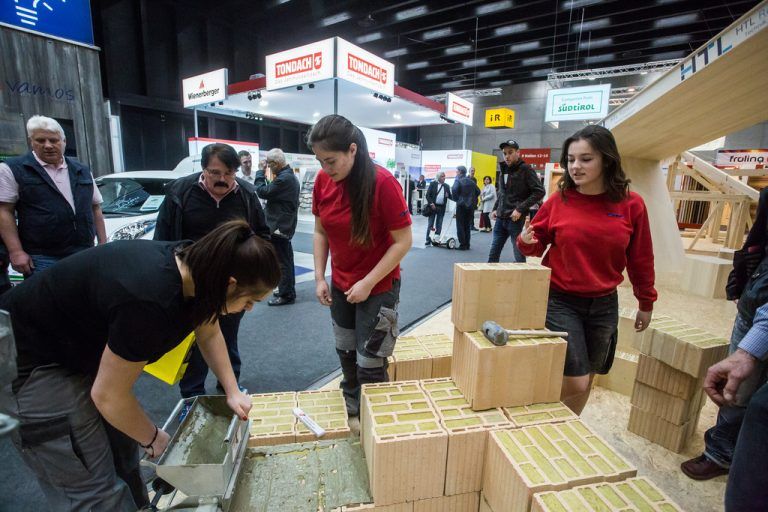 Bei der Baumesse in Dornbirn zeigen Handwerkerinnen und Handwerker am Wochenende ihr Können und ihre Angebote. VN/Steurer