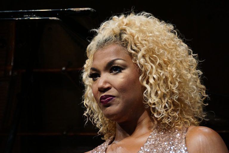 Bei einem „Musik & Poesie“ Special spürt Measha Brueggergosman in ihrem dritten Bregenzer Festspielsommer gemeinsam mit Sängerinnen und Sängern des Festspielchors und einer Band ihren afroamerikanischen Wurzeln nach.foto: karl forster/bf