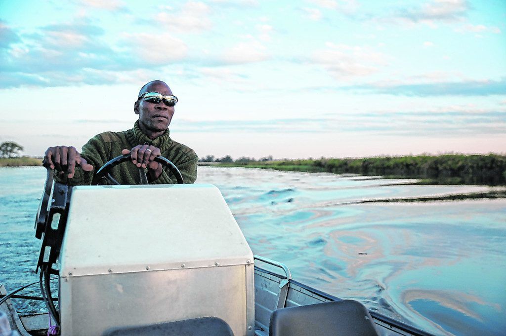 Mit dem Boot über  den Okavango