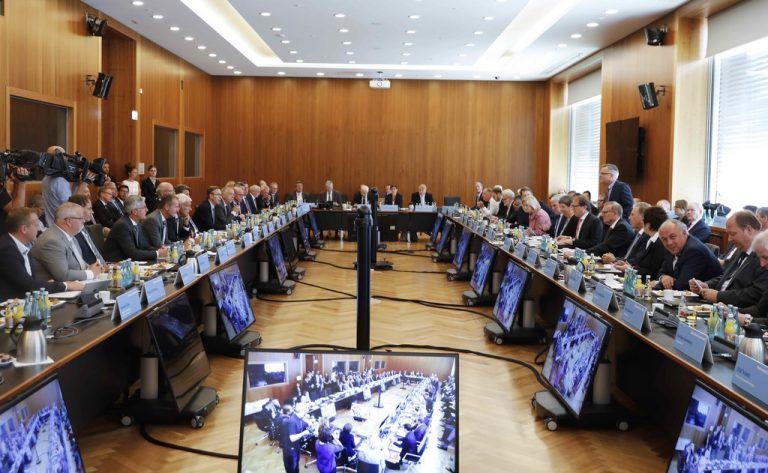 Beim Dieselgipfel in Berlin einigten sich Politiker und Autoindustrie auf eine neue Abbgassoftware und einen Bundesfonds für umweltfreundliche Mobilität. FOTO: REUTERS