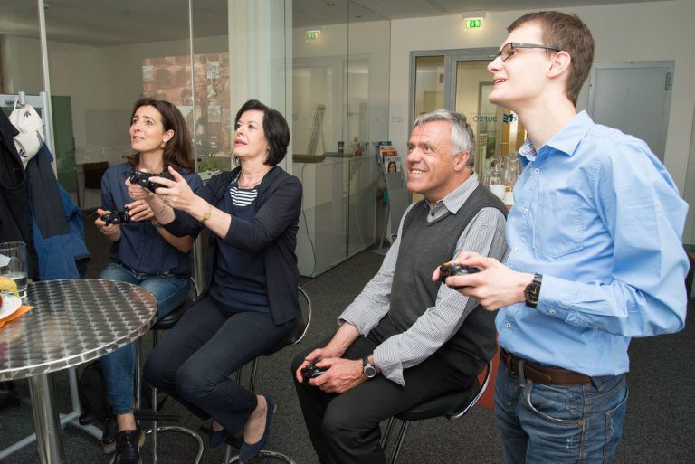 Beim gemeinsamen Spielen erleben die Erwachsenen selbst die Faszination von Computerspielen.