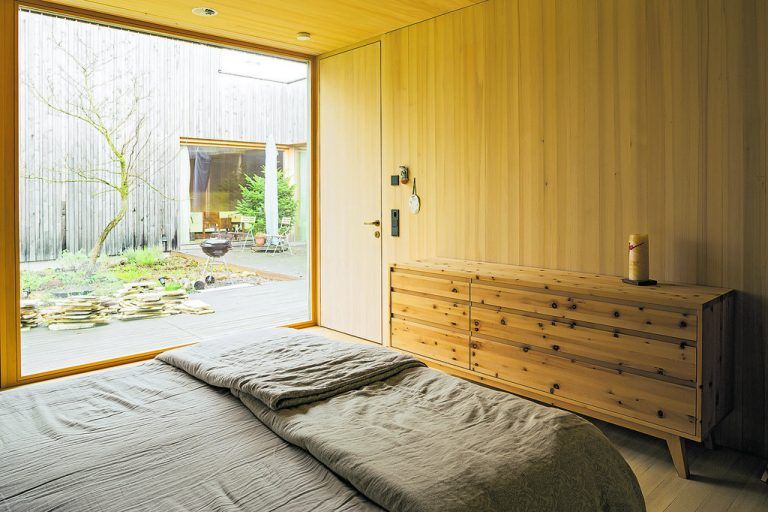 Beim Innenhof, wo sich viele Blicke treffen, kann das Schlaf-zimmer durch Gardinen aus dichtem Wollgewebe beschirmt werden.