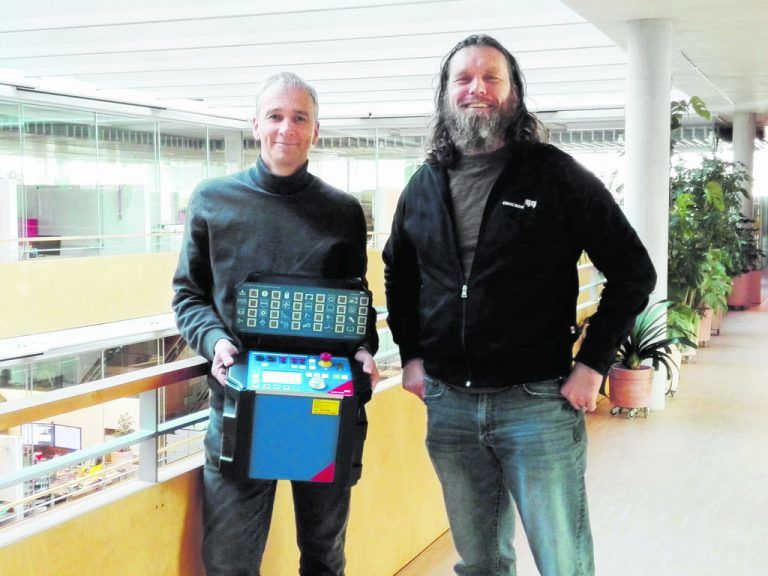 Beispiel für eine gelungene Standort-Kooperation: Ulrich Klapper (l.) und Bernd Marte (r.) zeigen das neue Basic Test Set von Omicron. Firma