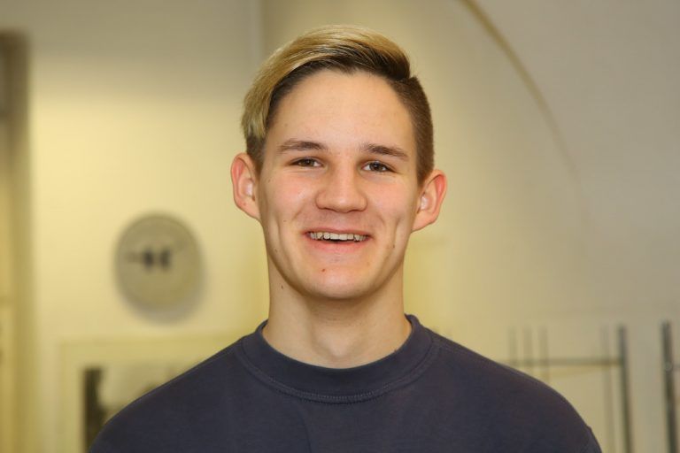 Benjamin Schmid, 
              Angestellter
            Mir gefällt die familiäre Atmosphäre im Unternehmen. Wir sind alle per Du. Mit meinen Arbeitskollegen hab ich viel Spaß bei der Arbeit.