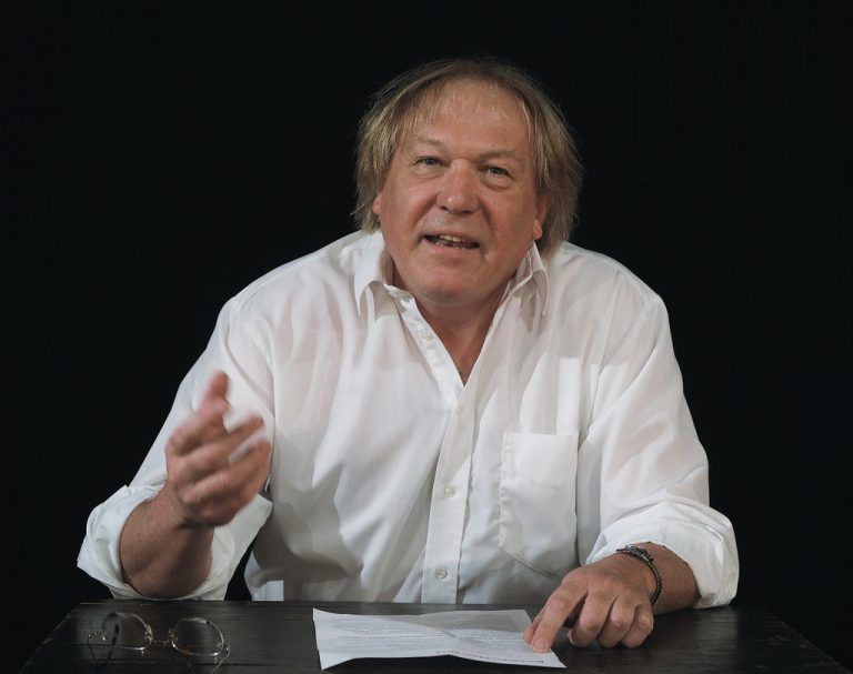 Bereits zum 7. Mal seziert Alfred Aigelsreiter mit spitzer Zunge wahnwitzig und wortgewandt die letzten zwölf Monate.ALFRED AIGELSREITER