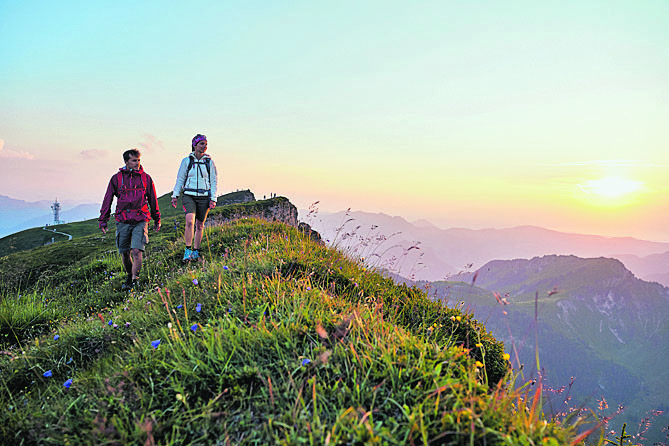bergwelt zum sehen und zum 
            
              staunen auf dem diedamskopf 
            Mit der einzigartigen Aussicht auf über 300 Berggipfel gehört der Diedamskopf zu den schönsten Ausflugszielen in der Dreiländerregion. Hinauf geht es mit der Diedamskopfbahn ab Au-Schoppernau. Neu ab diesem Sommer ist die Ausstellung am Berg „Bergwelt zum Sehen und Staunen“. In Zusammenarbeit mit der inatura werden Einzigartigkeiten der Region, die Entstehung der Alpen und vieles mehr sichtbar gemacht. Die tierischen Bewohner werden interaktiv unter die Lupe genommen und spielerisch erlebbar gemacht. Die Ausstellung ist täglich bei Bahnbetrieb und bei jeder Witterung geöffnet.