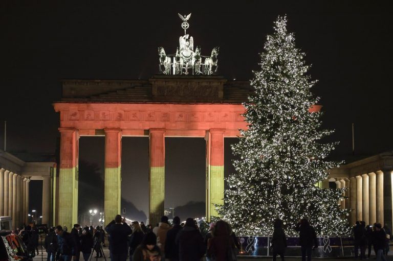 Berlin gedenkt Terroropfern: Das Brandenburger Tor erstrahlt erstmals in den deutschen Nationalfarben Schwarz-Rot-Gold.