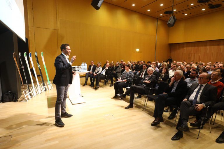 Bernd Knünz, CEO und Gesellschafter des traditionsreichen Skiherstellers Kästle referierte im ausverkauften Montforthaus. VN/Hartinger