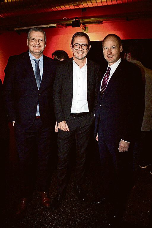 Bernhard Ölz (M.) mit BA-Bankern Günther Rupp (l.) und Hans Winter.