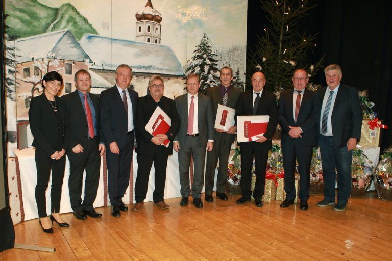 Bertsch Bei der Weihnachtsfeier der Bertsch Firmengruppe wurden neben Pensionseintritten, Lehrabschlüssen und Geschäftserfolgen auch Jubiläen gefeiert. Stolz ist man auf die bemerkenswerte Anzahl an 10-, 25-, 35- und 45-jähriger Treue.