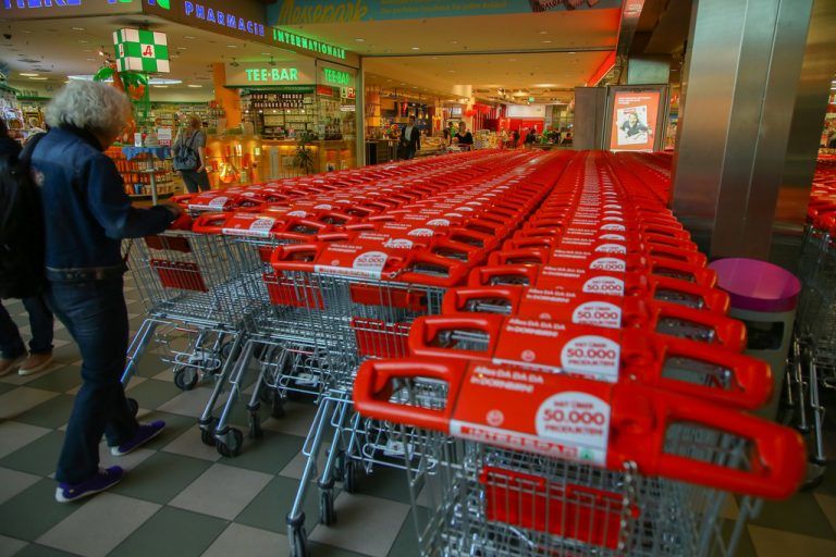 Besonders Geschäfte und Supermärkte im Rheintal profitieren von Schweizer Kunden. Foto: VN/Steurer