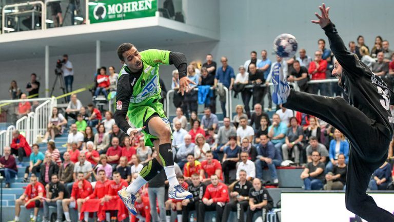 Besonders nach dem Seitenwechsel trug Hard-Goalie Golub Doknic mit seinen Paraden zum souveränen 30:20-Gesamterfolg bei. Fotos: GEPA