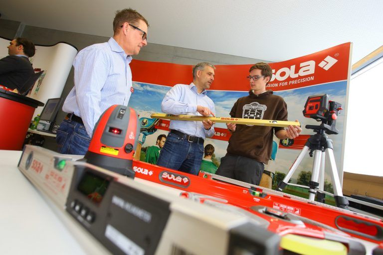 Besonders Techniker sind in den Vorarlberger Betrieben (im Bild: Fa. Sola) gefragt, wie eine Umfrage auf der Jobmesse zeigte.  Foto: VN/Hofmeister