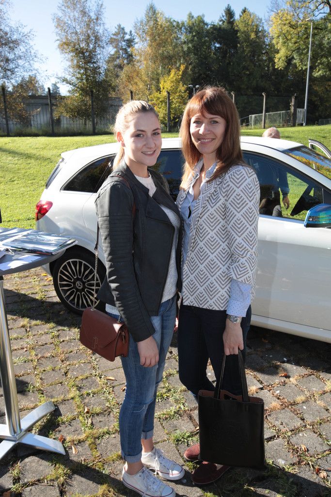 Besucher: Melanie Gmeiner und Olga Drissner.