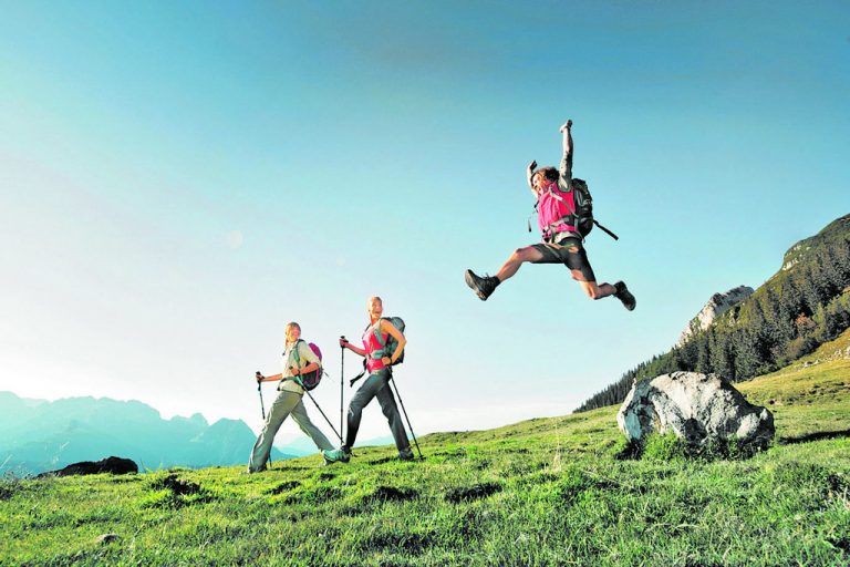Bewegt in den Sommer – jetzt bei Hervis einkaufen und dabei zehn Euro sparen Get Movin – Hervis Sports steht für Freude an der Bewegung und ein besseres Lebensgfühl. Hier finden bewegungsfreudige Menschen alles, was sie brauchen. Neben der großen Sortimentsauswahl in den Bereichen Sport und Mode punktet Hervis mit qualifizierter Fachberatung, unschlagbaren Aktionen und einem besonderen Serviceangebot. Mit dem VN-Familiensommer-Gutschein können Sie jetzt bei Hervis Bregenz, Dornbirn, Feldkirch und Bürs/Bludenz ab einem Einkauf von 50 Euro zehn Euro sparen.