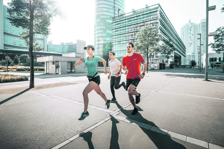bewegt in den sommer: jetzt bei hervis einkaufen und sparen
            „Get Movin“ – Hervis Sports steht für Freude an der Bewegung und ein besseres Lebensgefühl. Ob Einsteiger oder Profi: Hier finden bewegungsfreudige Menschen alles, was sie brauchen. Neben der großen Sortimentsauswahl punktet Hervis mit qualifizierter Fachberatung, unschlagbaren Aktionen und einem besonderen Serviceangebot. Mit dem VN-Familiensommer-Gutschein können Sie jetzt bei Hervis Bregenz, Dornbirn, Hohenems, Feldkirch und Bürs/Bludenz ab einem Einkauf von 50 Euro zehn Euro sparen. Also nichts wie runter von der Couch und rein in die Outdoor-Saison!