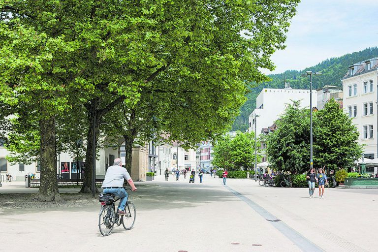Bewegungszone ist gleich Begegnungszone. Die konsistente durchlaufende Bodenfläche ist bezüglich Entwässerung anspruchsvoll, die Rillen daneben dienen als Blindenleitsystem.